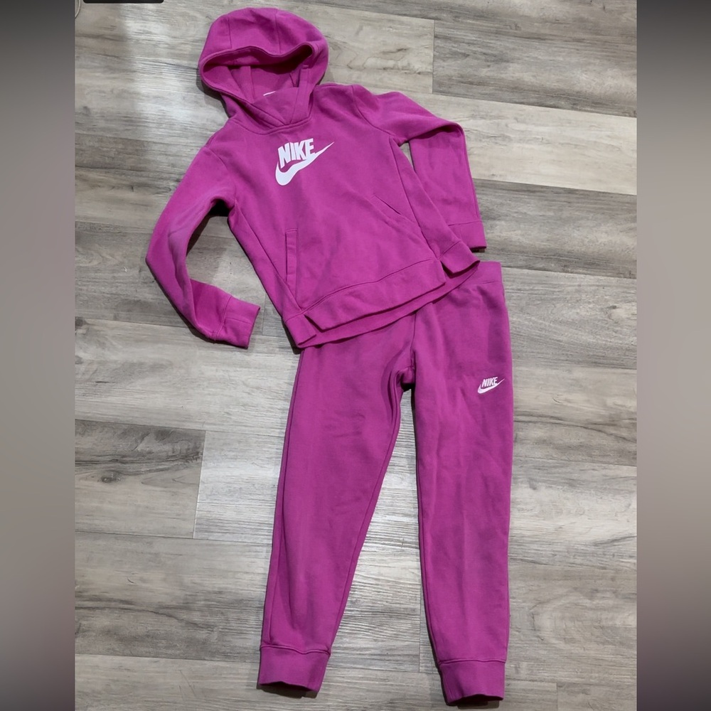 Girls Nike Sweatsuit